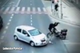 Wypadek na Bohaterów Westerplatte w Zielonej Górze. Motocyklista uderzył w samochód i upadł na jezdnię