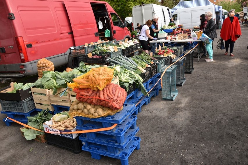 Piątkowy handel na targu w Sławnie - 29.05.2020 r. - ceny owoców plus "cudeńka" [ZDJĘCIA]