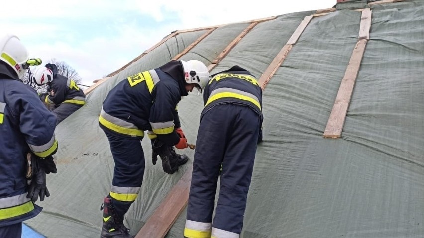 Wichura w powiecie makowskim, 16-17.02.2022: powalone drzewa, zerwana linia energetyczna i częściowo zerwany dach. Zdjęcia