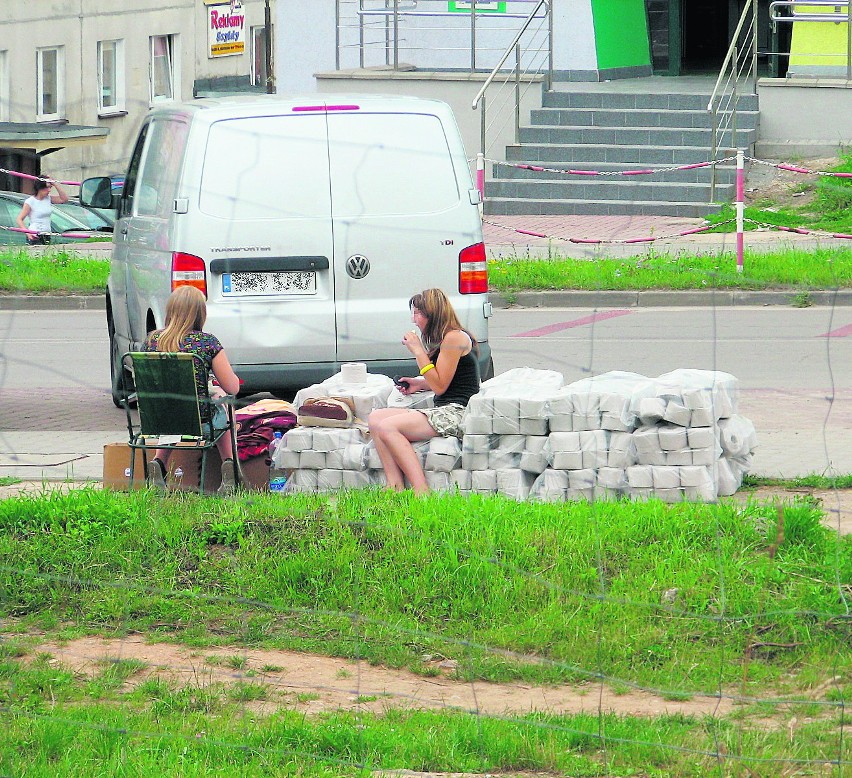 Handel uliczny kwitnie w Myszkowie. Czy tak musi być?
