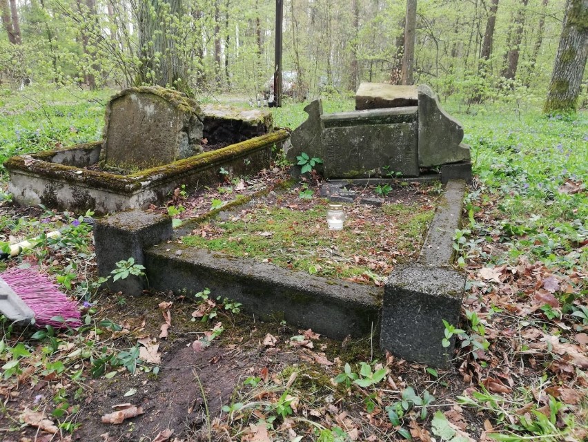 Członkowie i sympatycy Fundacji Silesia wysprzątali dawny cmentarz w Brzeziu. Teraz wchłania go las