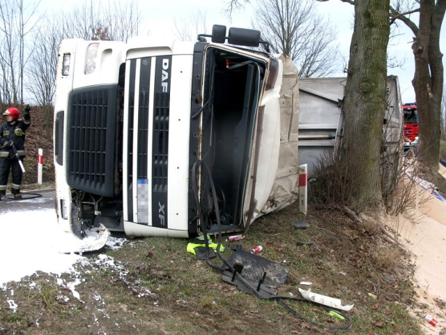 Wypadek w Kuligach. Tir wpadł do przydrożnego rowu