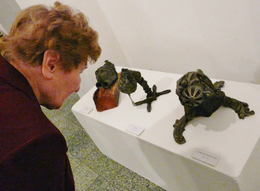 Rzeźbiarska wystawa w BWA w Sieradzu. Prezentowane są prace Michała Staszczaka