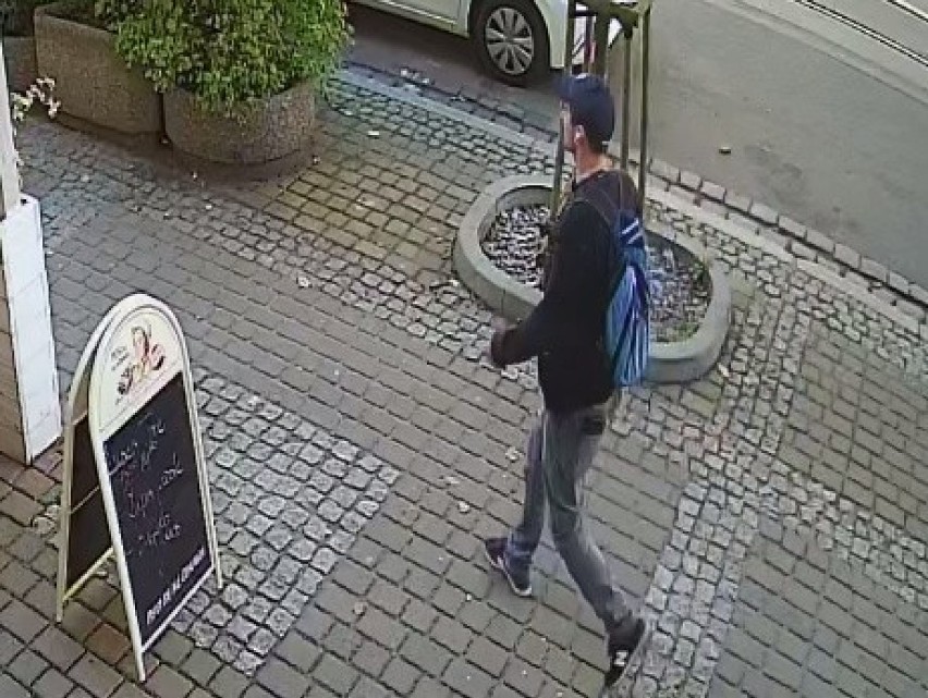 Widoczny na zdjęciu mężczyzna ukradł torebkę w której był...