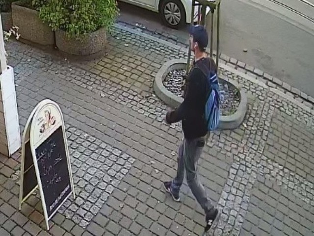 Widoczny na zdjęciu mężczyzna ukradł torebkę w której był telefon komórkowy, okulary korekcyjne, książki i zeszyty