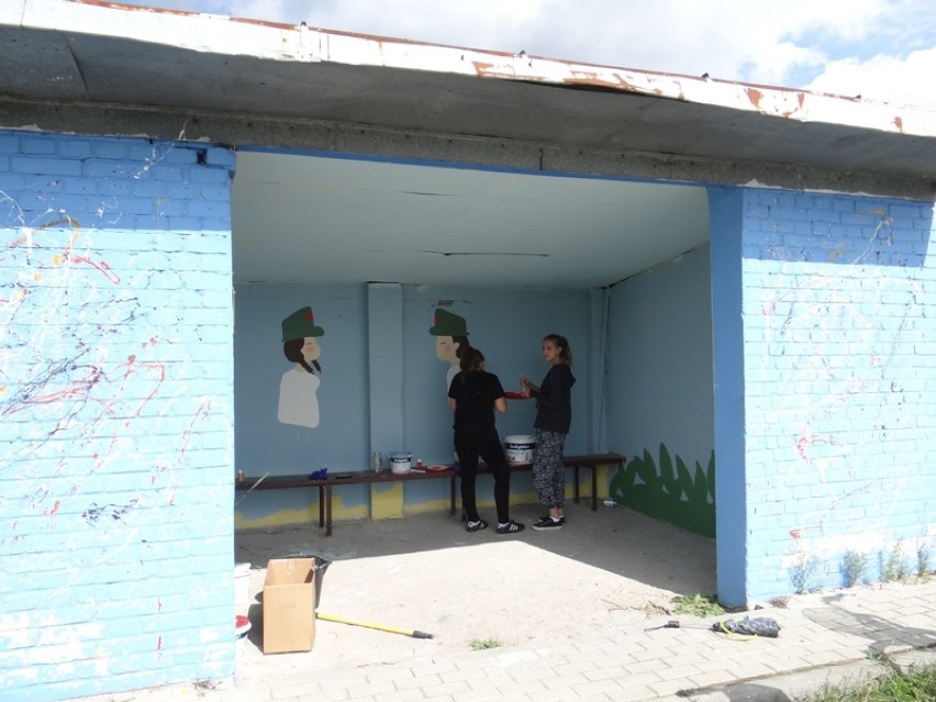 Młodzież pomalowała przystanki w gminie Zapolice