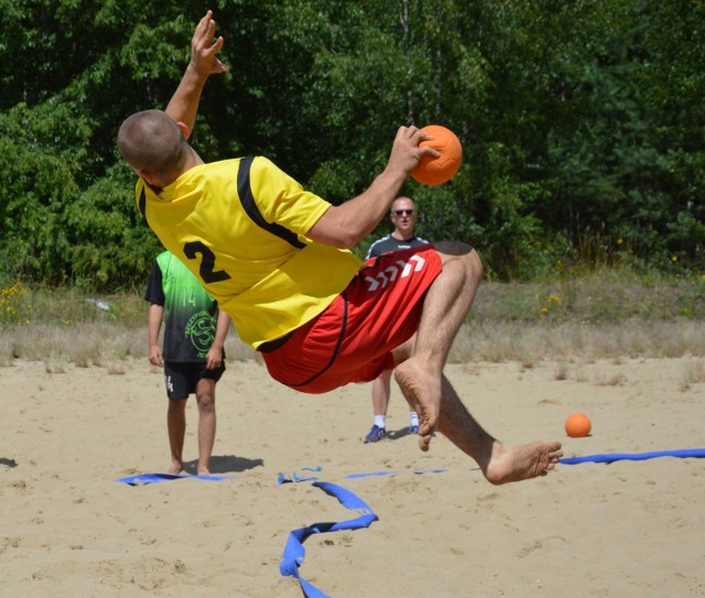 Piłka ręczna na plaży to niezwykle atrakcyjna odmiana szczypiorniaka.