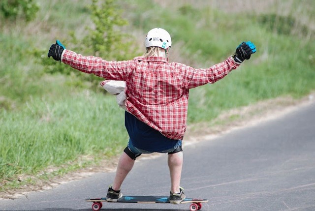 Longboard powstał w Stanach Zjednoczonych jako alternatywa dla surferów, kiedy nie było odpowiednich fal do pływania. Deska wyposażona w kauczukowe kółka umożliwia surfowanie po mieście, jak tłumaczy założyciel stowarzyszenia HONTAS Mateusz Chodnikiewicz. Grupa zrzesza miłośników tej alternatywnej formy dla komunikacji miejskiej. 

WYBIERAMY NAJLEPSZY AKADEMIK W TRÓJMIEŚCIE! ZAGŁOSUJ!