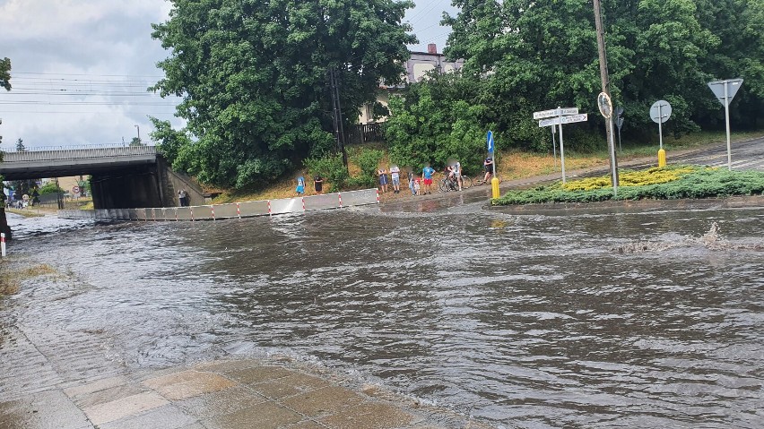 Po nawałnicy ulica Kobylińska znów zalana pod wiaduktem. Liczne podtopienia piwnic i sklepów oraz hali [ZDJĘCIA + FILM]