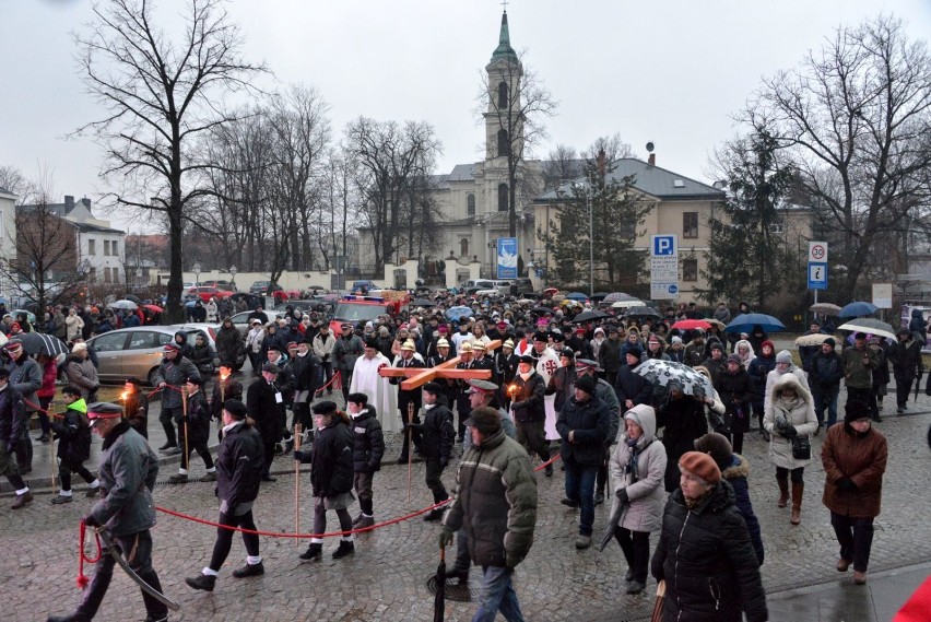 Droga Krzyżowa ulicami Kielc. Prezydent też niósł krzyż [WIDEO, ZDJĘCIA]   