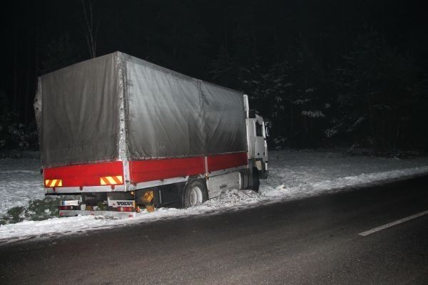 Wypadek Chełmek: ciężarówka wjechała w zaparkowanego opla [ZDJĘCIA]