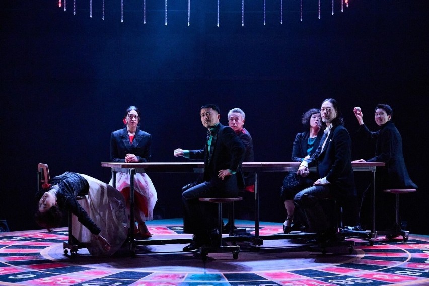 W szponach hazardu, rewelacyjny spektakl "Gracz" na podstawie powieści Fiodora Dostojewskiego pokazał w Radomiu teatr z Japonii
