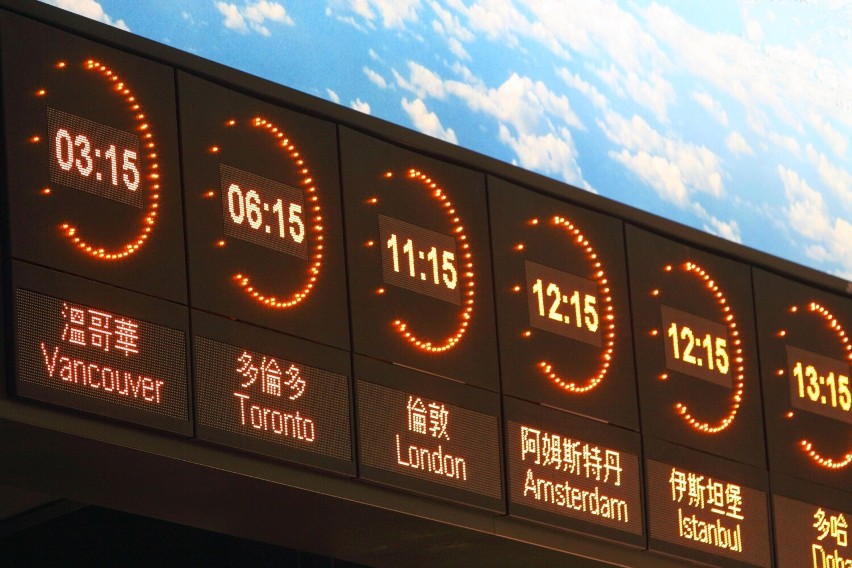 W różnych miejscach na świecie zegary wskazują inną godzinę...