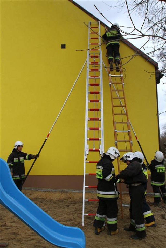 Strażacy zabezpieczali naderwany dach w przedszkolu w Przygłowie