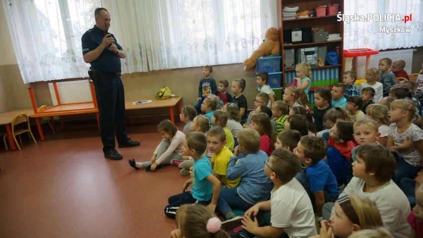 Myszków: Policja odwiedziła Przedszkole nr 4. Dzielnicowy rozmawiał z dziećmi o bezpieczeństwie [ZDJĘCIA[