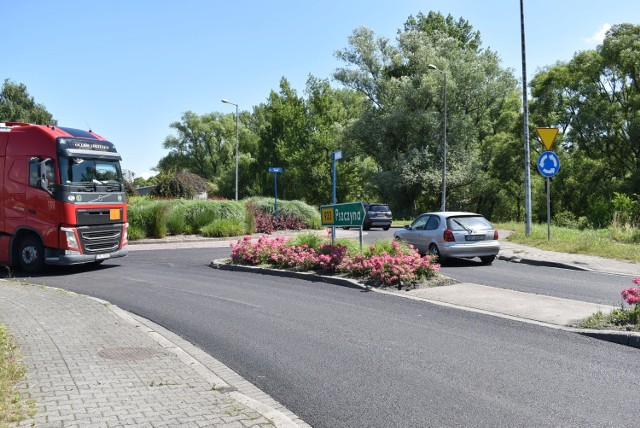 Rozpoczął się remont ronda na drodze wojewódzkiej 933 w Oświęcimiu. Na początek drogowcy położyli nowy asfalt. W kolejnych dniach roboty mają być kontynuowane