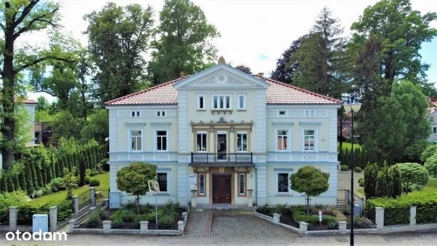 Luksusowa posiadłość wybudowaną w stylu klasycznym w technologii murowanej z cegły i kamienia, która wzniesiona została w XIX wieku jest teraz na sprzedaż.