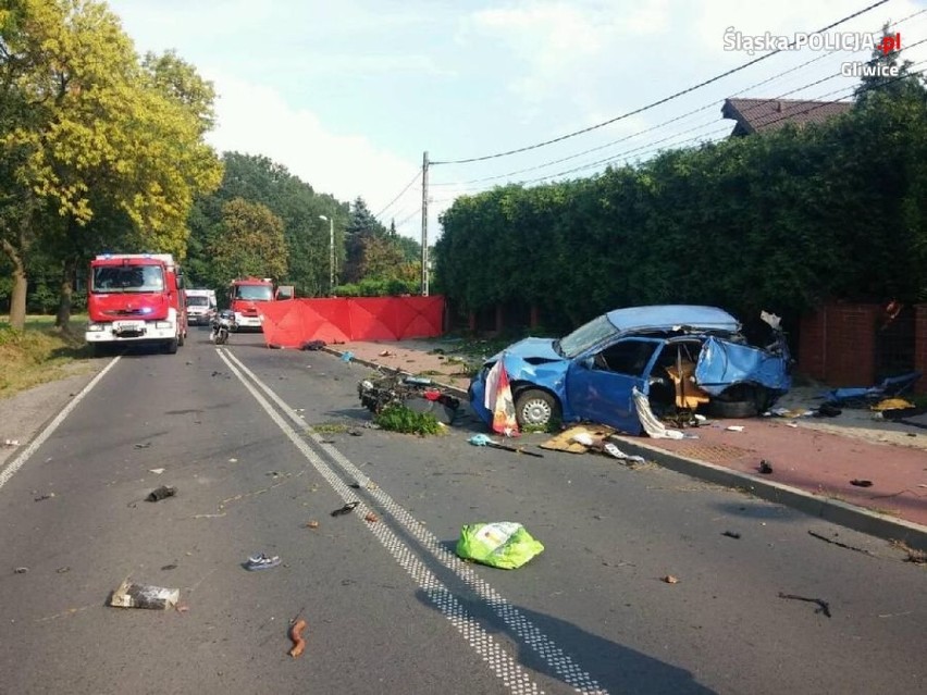 Gliwice: Śmiertelny wypadek w Smolnicy [ZDJĘCIA]. Kierowca uciekł do lasu, zostawiając w aucie kobietę i dzieci AKTUALIZACJA