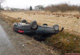 Wypadek w Samoklęskach: Opel omega wylądował w rowie (ZDJĘCIA)