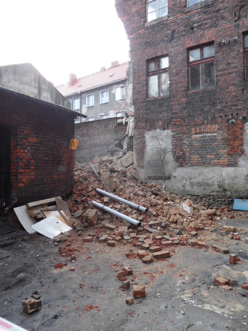 Zawaliła się ściana kamienicy w Bytomiu. Strażacy przeszukują gruzowisko
