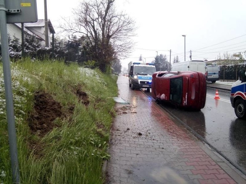 Nowy Sącz. Na ul. Nawojowskiej samochód osobowy wypadł z drogi