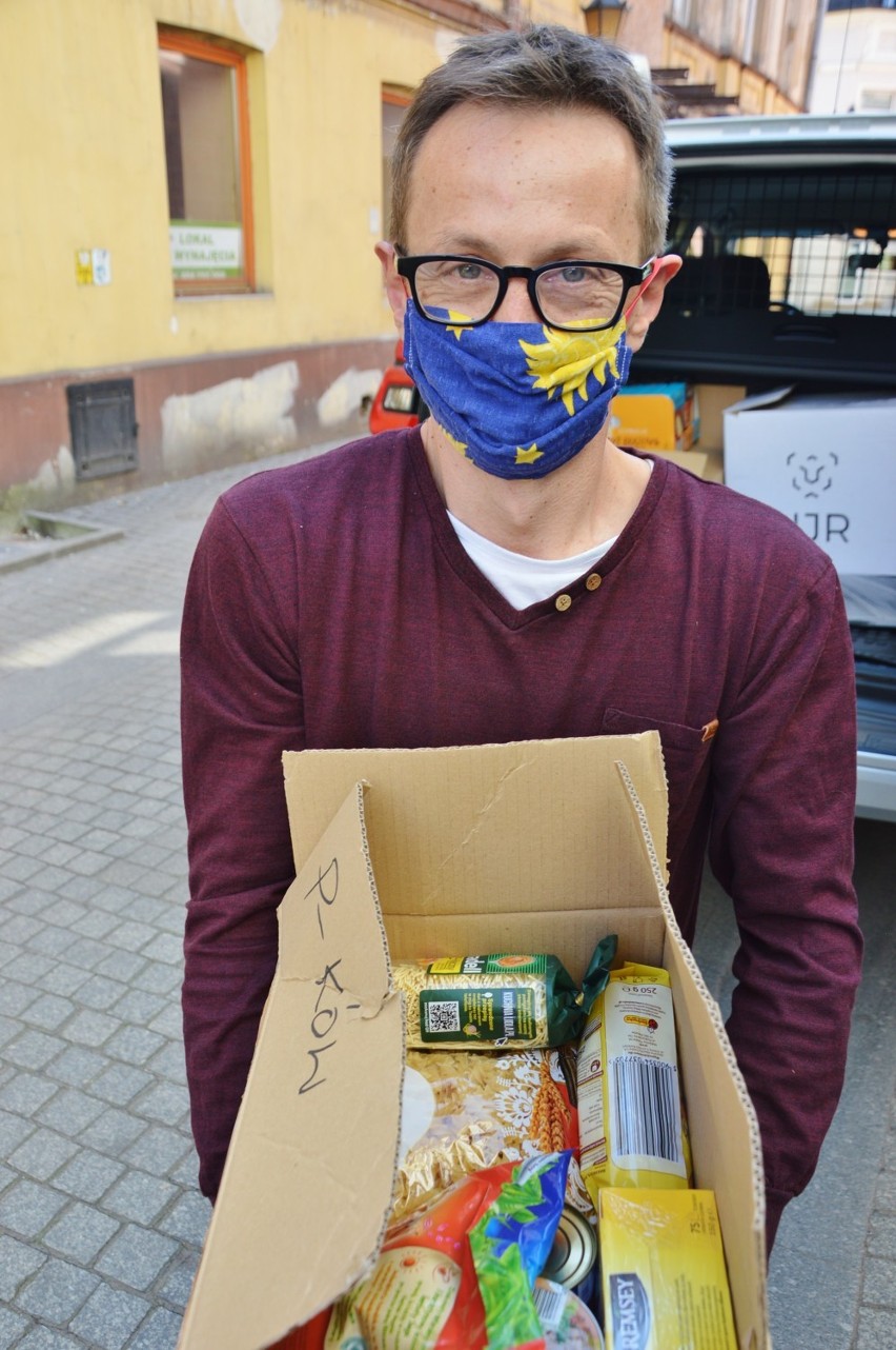 Policjanci KMP w Piotrkowie przekazali żywność do magazynu...