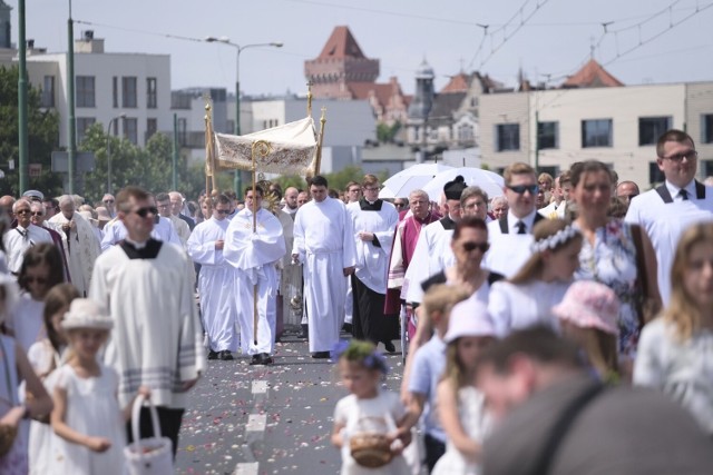 Tłumy ludzi pojawiły się na ulicach Poznania. Przez miasto przeszła największa, centralna procesja eucharystyczna w ramach uroczystości Najświętszego Ciała i Krwi Chrystusa. Zobacz zdjęcia --->