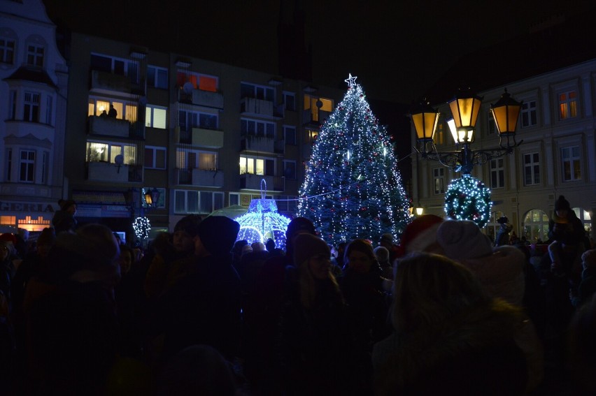 Choinki i iluminacje w różnych częściach województwa...