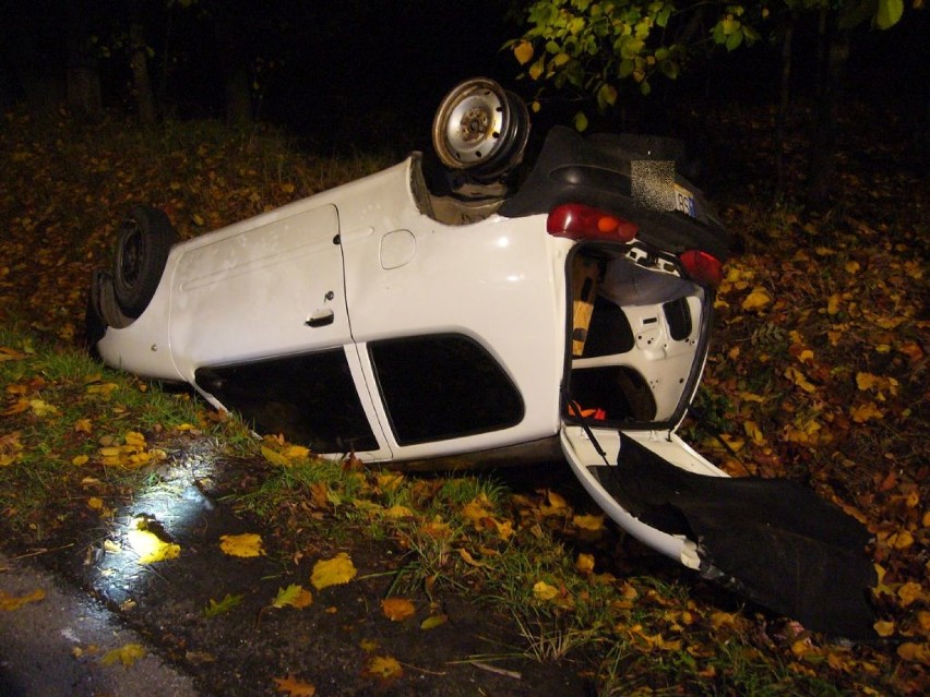 Porzucone auto w Żorach. Fiat spadł z lawety na wiślance...