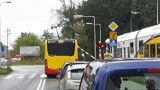 Wrocław. Szlaban spadł na autobus MPK na przejeździe kolejowym