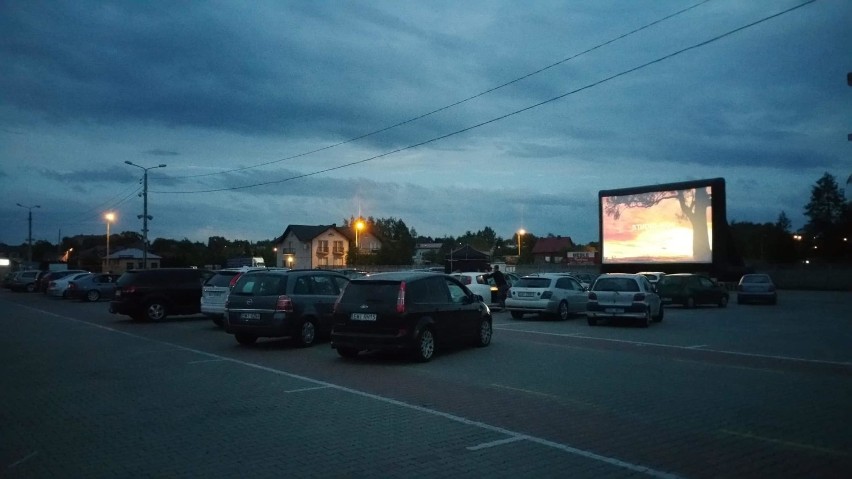 Kino samochodowe na wieluńskim targowisku