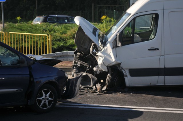 Samochody zostały poważnie rozbite, ale na szczęście w zdarzeniu nikt nie ucierpiał. Kierowca renault został ukarany mandatem w wysokości 400 zł i sześcioma punktami karnymi.