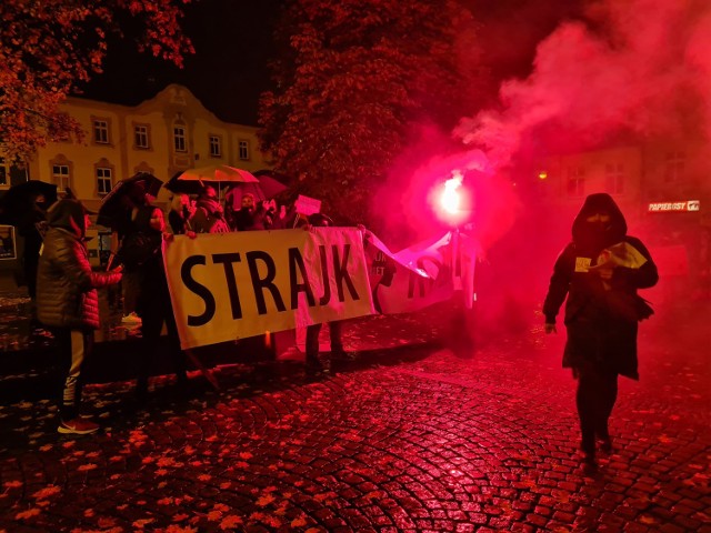 Deszczowy strajk kobiet w Lublińcu. Jakie hasła nieśli protestujący?