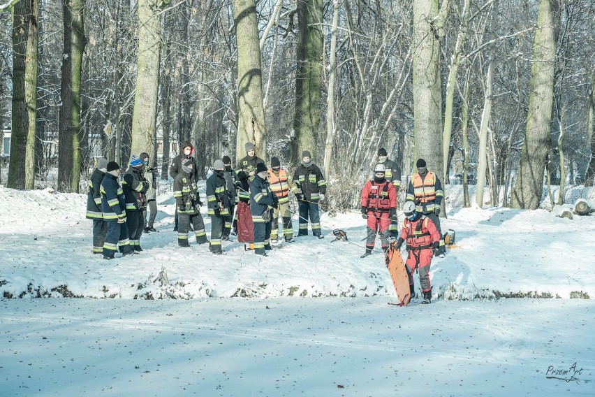 Strażacy z OSP Dobrzyca przeprowadzili ćwiczenia z zakresu ratownictwa lodowego