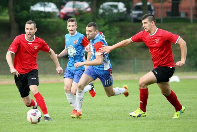 Łukasz Nowak (w środku) często nękał w niedzielę defensywę Gryfa, ale to Bartek Kosmela (w tle) strzelił oba gole.