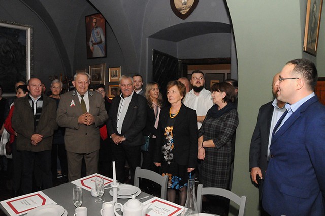 Pierwsza część wystawy poświęcona jest walce o niepodległość: ziemianka żołnierska z wyposażeniem symbolizuje dom żołnierza w czasie wojny; część druga to wnętrze kawiarni z okresu I wojny światowej, która była miejscem spotkań, dyskusji i informacji ze świata. Te dwie przestrzenie łączą afisze i obwieszczenia o treści patriotycznej skierowane do mieszkańców Jarosławia. W pozostałych dwóch salach Muzeum zaaranżowano dwie wigilie: żołnierską i drugą we wnętrzach przytulnego domu mieszczańskiego.

 Zobacz też: Nowy wzór paszportu na stulecie niepodległości. Zmieniono motywy graficzne i zabezpieczenia
