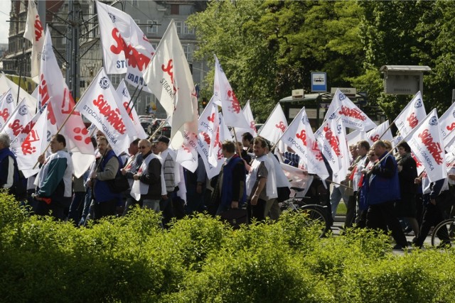Dwa lata temu manifestacja "Solidarności" przeszła od Pomnika Poległych Stoczniowców do Urzędu marszałkowskiego w Gdańsku