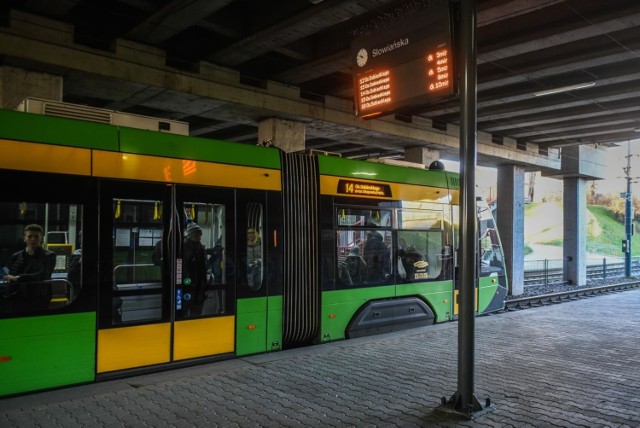 ZTM Poznań wydał hologramy dla 3,5 tysiąca osób. Dzięki nim osoby te będą mogły za darmo podróżować autobusami i tramwajami. Sprawdź szczegóły!