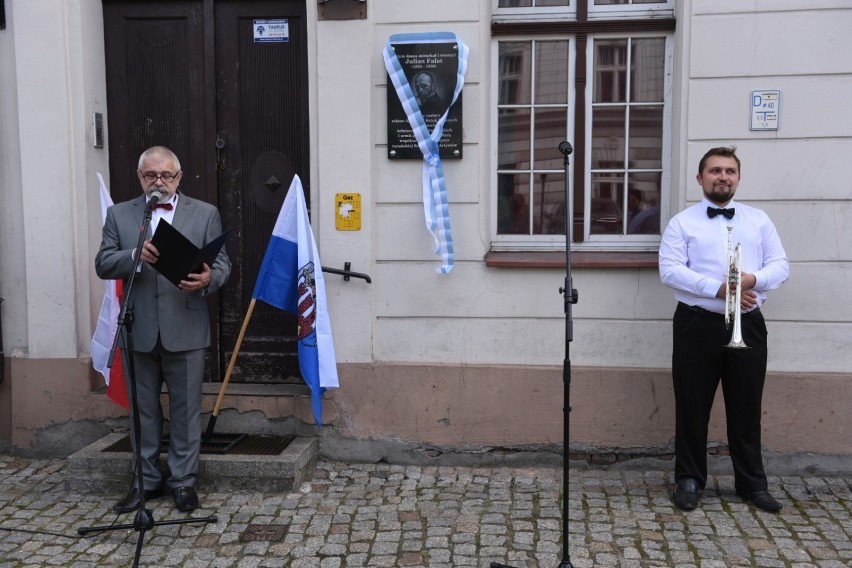 Tablicę ku czci Juliana Fałata odsłonili na fasadzie...