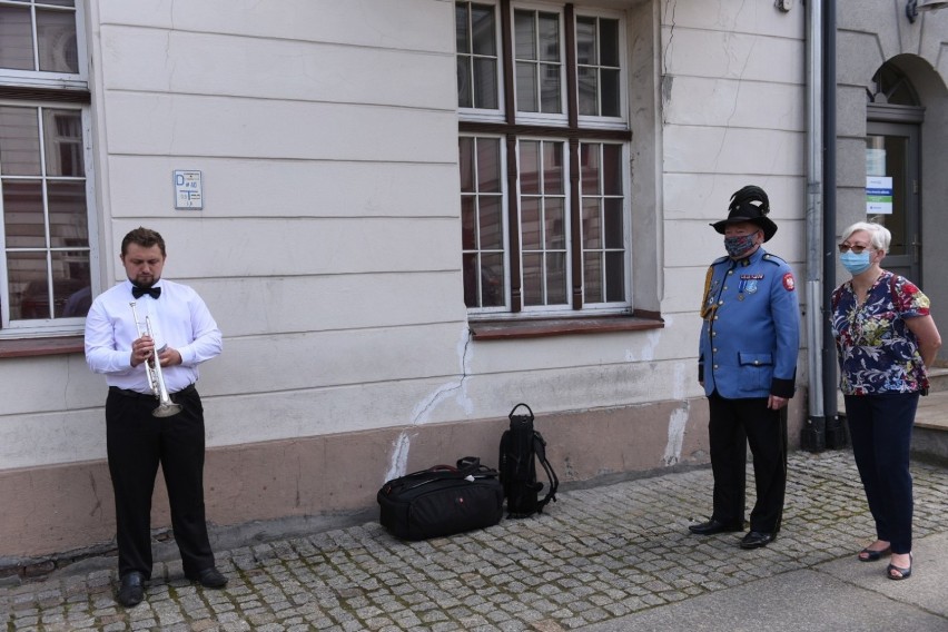 Tablicę ku czci Juliana Fałata odsłonili na fasadzie...