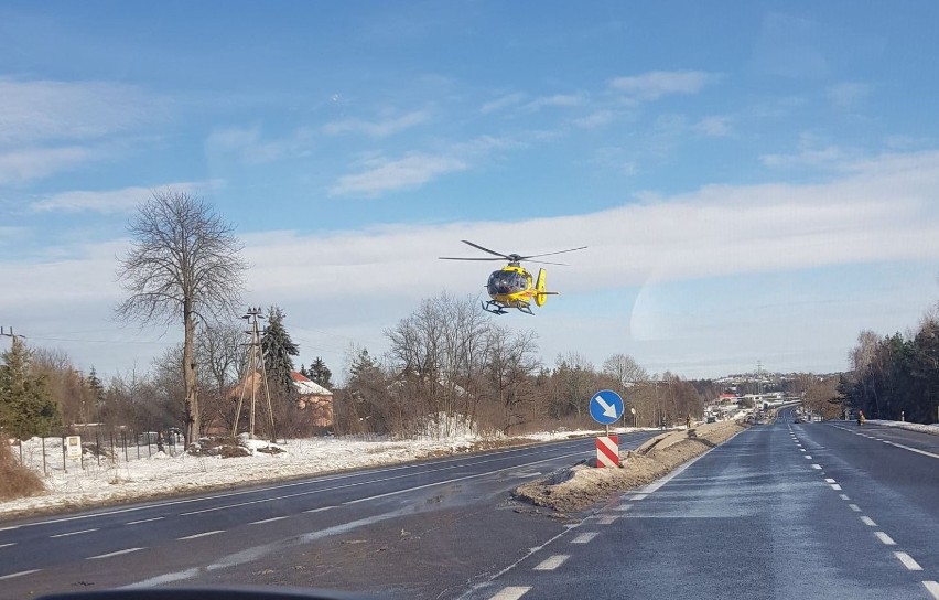 Olkusz. Pożar domu mieszkalnego. Droga krajowa 94 jako lądowisko dla śmigłowca LPR