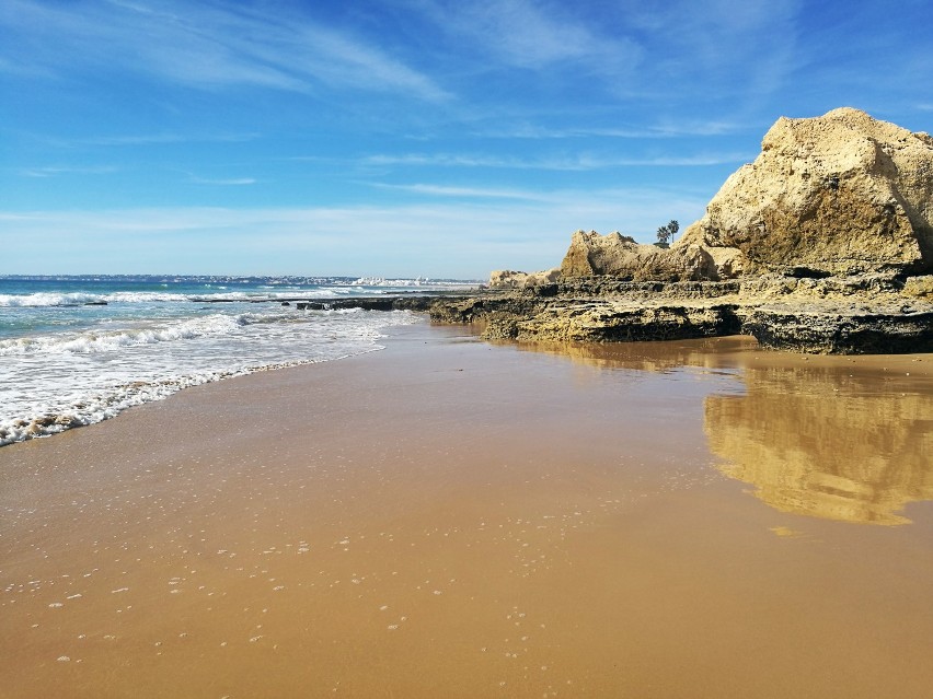 Rzuć wszystko i mieszkaj w Portugalii. Tu przyjeżdża się dla pięknych plaż, słońca, niebieskiego nieba i wolniejszego życia