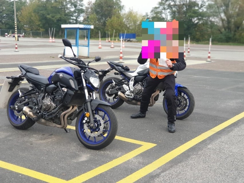 - Zostawili tylko jeden z pokrowców, którymi motocykle były...