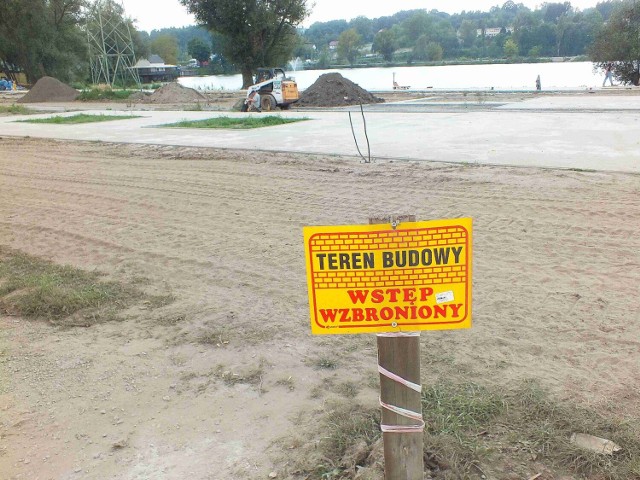 Zobacz aktualny stan prac przy północnym brzegu stawu Pasternik w Starachowicach. Więcej na kolejnych zdjęciach.