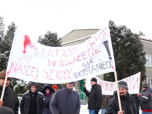 Protest rodziców uczniów Gimnazjum nr 3 w Chełmie. Oni również zapowiedzieli swoją obecność na piątkowej manifestacji nauczycieli.