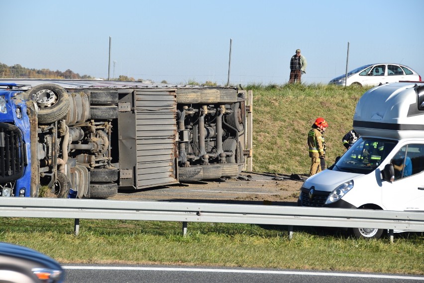 Przewrócona ciężarówka blokuje oba pasy jezdni w kierunku...