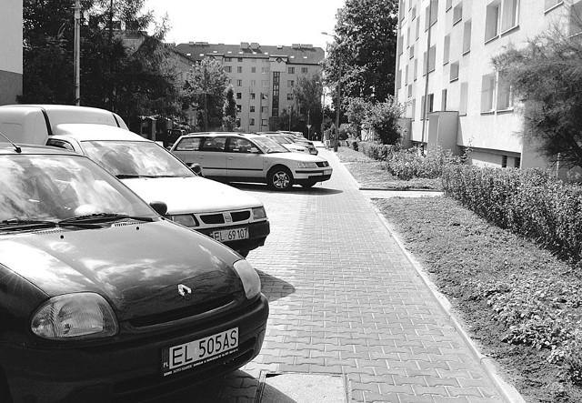 Przy bloku przy ul. Gwiazdowej 15/17 powstało 10 nowych miejsc parkingowych.