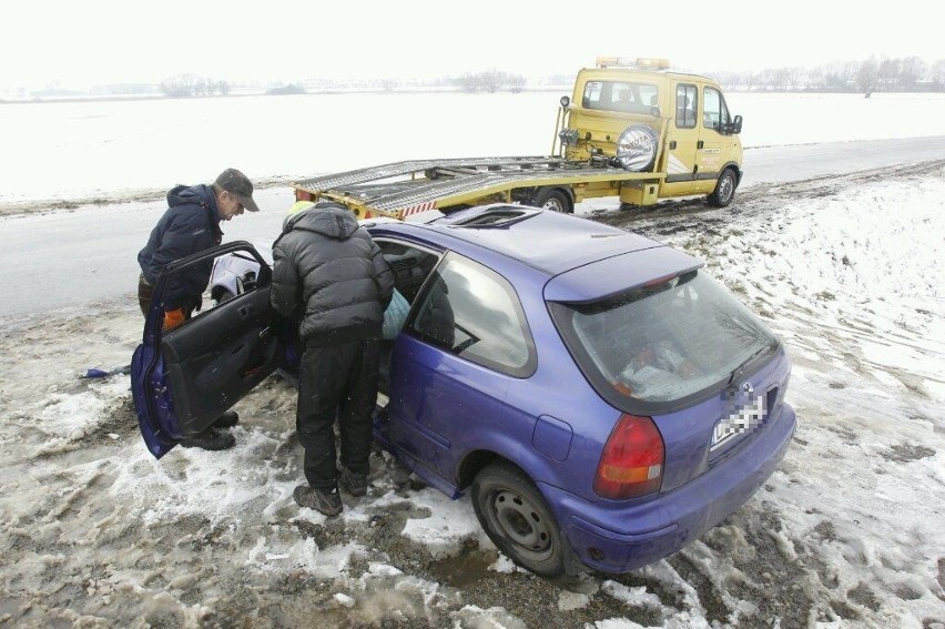 Wypadek na drodze Kotowice - Groblice: Auto wpadło do rzeki (ZDJĘCIA)