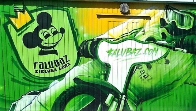 Pięknie namalowane graffiti i obrazy, ale również niedbale nakreślone bazgroły – na symbole Falubazu można natknąć się w każdym zakątku Zielonej Góry. Obejrzyjcie naszą galerię zdjęć kultury ulicznej >>>>