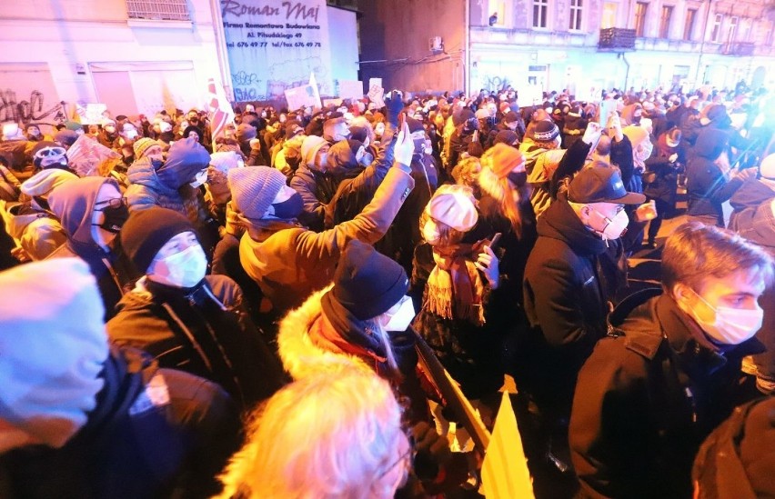 Strajk kobiet w Łodzi zatrzymany przez policję na al. Piłsudskiego. Protest po decyzji TK w sprawie aborcji i przeciwko brutalności policji